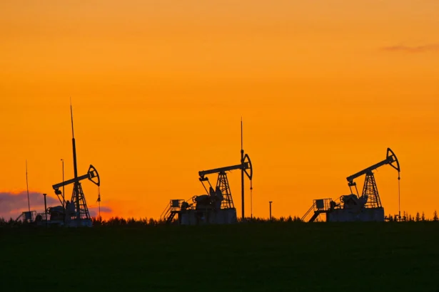 Oil Prices Climb for Fifth Straight Day Amid U.S. Tariffs on Venezuelan Crude